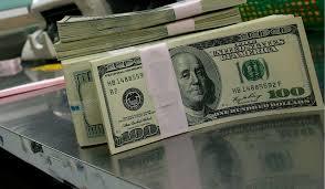 El dólar supera la barrera de los 600 pesos