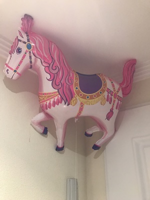 China, ese unicornio rosa flotando.