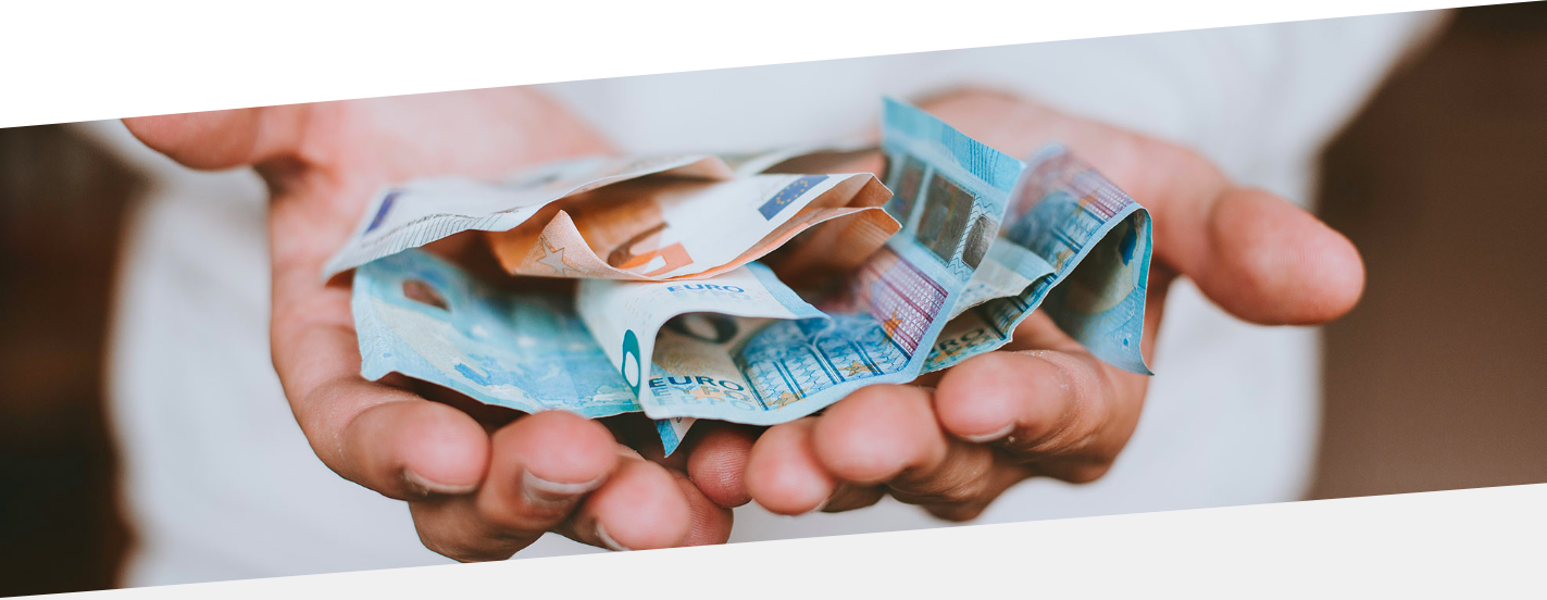 Imagen mano con billetes