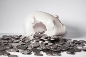 Ahorrar dinero en casa, ¿es una buena idea? Ahorrar dinero en casa, ¿es una buena idea?