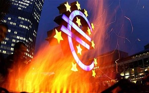 BCE combatiendo para evitar la ruina y Draghi "al borde del precipicio por insolvencias".
