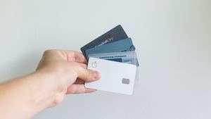 ¿Cómo puedo solicitar una tarjeta de crédito o débito en mi cuenta online Sabadell?