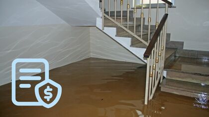 Casa inundada hasta la escalera del primer piso con infograma de poliza de seguro