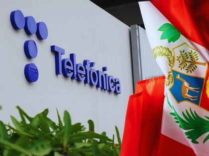 Imagen del logo de telefónica con una bandera de Perú al lado