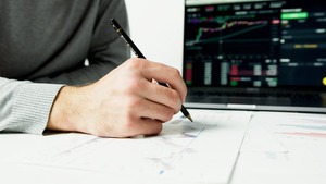 Trading manual vs automatizado: ¿Cuál conviene más?