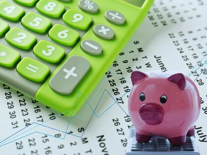 Imagen de una calculadora con una hucha.