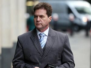 ¿Quién es Satoshi Nakamoto? El enigma detrás de Bitcoin y su impacto en la economía global