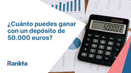 Calculadora mostrando 50.000 euros sobre papeles con gráficos y tablas financieras, representando la rentabilidad anual de una inversión.