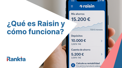 Mano sujetando un smartphone con la app de Raisin mostrando saldo de ahorros, depósitos y cuentas en euros.