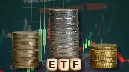 Imagen de las letras ETF con pilas de monedas. De fondo unas gráficas con velas japonesas Imagen de las letras ETF con pilas de monedas. De fondo unas gráficas con velas japonesas