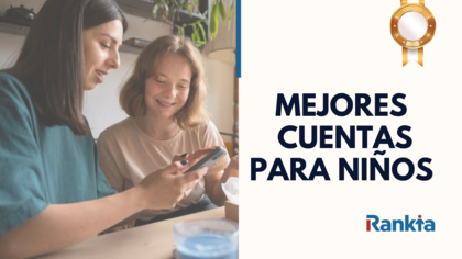 Una madre y su hija adolescente revisan juntos su nueva cuenta bancaria desde el móvil, aprendiendo a gestionar el dinero en familia.