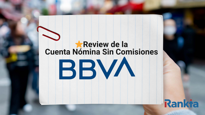 Mano sosteniendo cartel con texto Review de la Cuenta Nómina BBVA Sin Comisiones, análisis y opinión