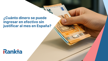 Persona ingresando dinero en efectivo sin justificar al mes en un banco, con billetes de euro sobre el mostrador