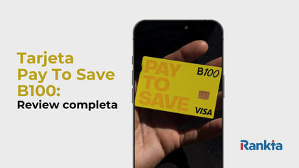 Imagen de una mano mostrando la tarjeta B100 Pay To Save de color amarillo en primer plano junto al texto “review completa"