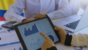 Cómo ser asesor financiero: guía completa con sueldos, certificaciones y estudios en Colombia