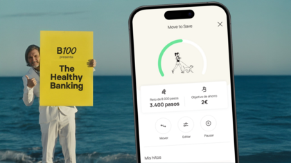 Hombre mostrando cartel de presentación de B100 junto al móvil con la app de B100, ejemplo de banca digital innovadora – B100 opiniones