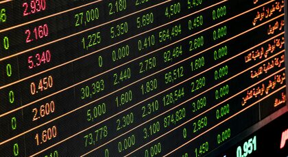 Imagen de tablero electrónico con precios y volúmenes de mercado en tiempo real.