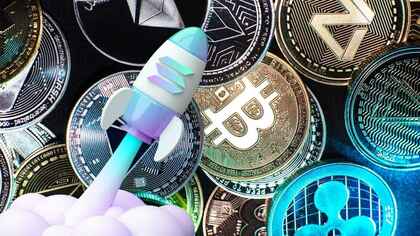Cohete con una letra S y de fondo una representación gráfica de varios criptoactivos Cohete con una letra S y de fondo una representación gráfica de varios criptoactivos