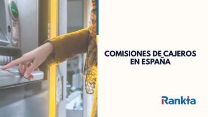 Persona retirando dinero en un cajero automático en España, relacionado con las comisiones de cajeros aplicadas por distintas entidades bancarias