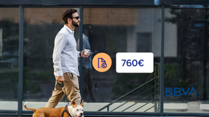 Hombre paseando a su perro frente a un edificio con un cartel que muestra la promoción de BBVA: 760 euros por domiciliar ingresos y usar la cuenta