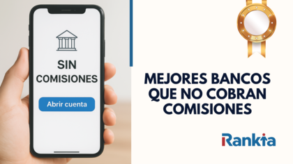 Persona sosteniendo un móvil con la pantalla que dice “sin comisiones” y botón de abrir cuenta, ilustrando los mejores bancos que no cobran comisiones