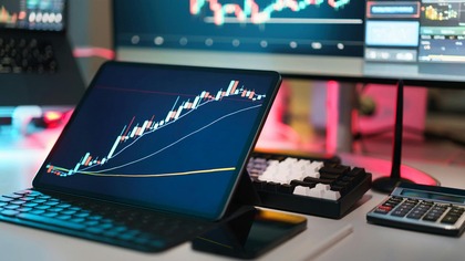 Varias pantallas con herramientas de trading
