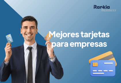 chico sosteniéndo dos de las mejores tarjetas para empresas en cada mano