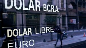 Dólar blue y tarjeta en movimiento: la doble presión que mira el mercado este 12 de agosto