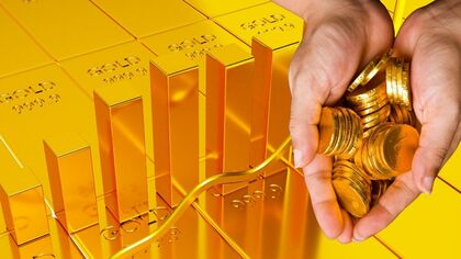 Lingotes de oro a manera de gráfica ascendente y unas manos sosteniendo monedas de oro.