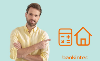 Hombre señalando íconos naranjas de una calculadora y una casa, con el logo de "bankinter" debajo, sobre un fondo celeste.