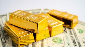 El dólar cede terreno mientras el oro se mantiene firme a la espera de señales de la Fed