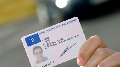 Permiso de conducir español, documento obligatorio para conducir un vehículo en España.