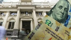 El dólar abre la semana cerca del techo de la banda y el agro sostiene la oferta de divisas