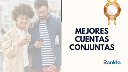 Pareja consultando su móvil mientras comparan las mejores cuentas conjuntas y cuentas compartidas en Rankia Pareja consultando su móvil mientras comparan las mejores cuentas conjuntas y cuentas compartidas en Rankia