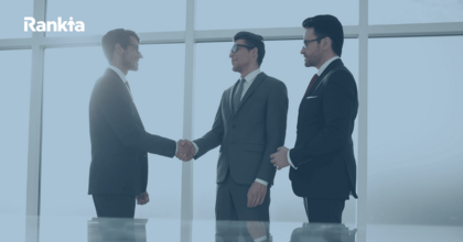 persona acordando una tasación con el banco