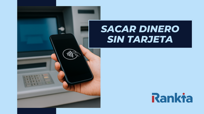 Persona usando su móvil para sacar dinero sin tarjeta en un cajero automático mediante tecnología NFC y apps bancarias en España