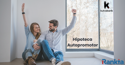 Jovenes celebrando en su vivienda ya construida mediante la solicitud de la hipoteca de autopromoción de Kutxabank