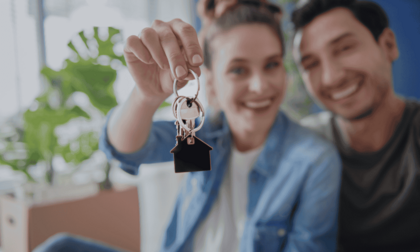 pareja que cambia titularidad de casa 50-50 pareja que cambia titularidad de casa 50-50