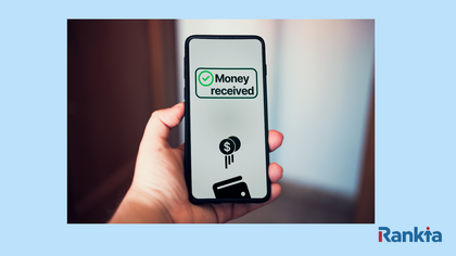 Persona sosteniendo un teléfono móvil con mensaje de “Money received”, representando una transferencia recibida a través de una app financiera en Colombia.