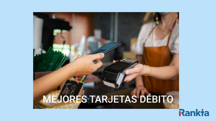 una chica pagando con el teléfono. mejores tarjetas de débito, con el logo de rankia