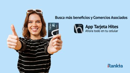 Mujer sonriente mostrando su Tarjeta Hites con el mensaje “App Tarjeta Hites, ahora todo en tu celular” sobre fondo celeste.