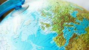 Nearshoring: ¿Cómo invertir en esta tendencia con acciones, ETFs y fondos?