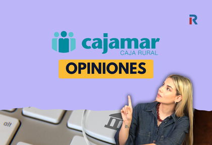 Imagen sobre Cajamar opiniones con el logotipo de Cajamar Caja Rural, un teclado de ordenador de fondo y Paula Díaz Linares señalando hacia el texto, en un diseño informativo sobre la review del banco.