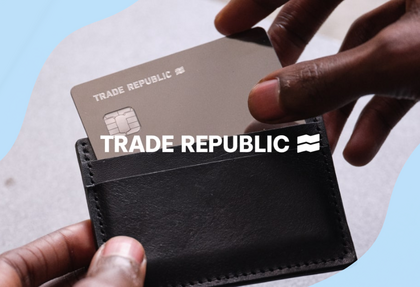 Tarjeta de débito Trade Republic saliendo de una cartera, mostrando el diseño físico de la tarjeta y su uso como medio de pago diario.