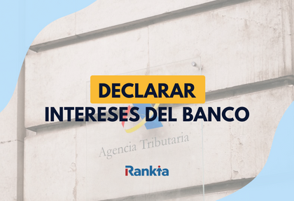 Fachada de la Agencia Tributaria en España con el texto “Declarar intereses del banco”, ilustrando la obligación de declarar los intereses de cuentas remuneradas en la declaración de la renta.