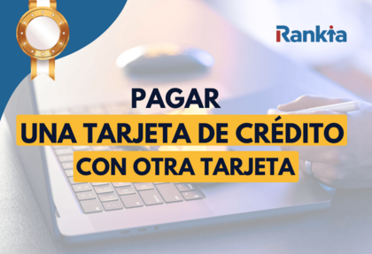 Imagen de portada: Persona utilizando un computador portátil para realizar el pago de una tarjeta de crédito con otra tarjeta bancaria en Chile, sobre un fondo con el logo de Rankia y una medalla dorada de recomendación.