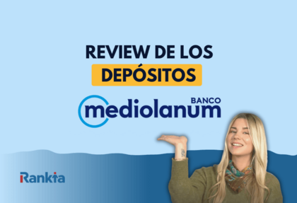 Imagen de portada de la review de los depósitos de Banco Mediolanum, con fondo azul claro y el texto “Review de los depósitos”. Aparece Paula Díaz Linares, periodista especializada en banca en Rankia, señalando el logo de Banco Mediolanum. Incluye el logotipo de Rankia en la esquina inferior izquierda.