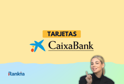 Imagen sobre tarjetas de CaixaBank con fondo beige y franja inferior en tonos azul y verde. Incluye el logo de CaixaBank con estrella azul y punto naranja, el texto “TARJETAS” en una etiqueta amarilla y el logo de Rankia en la esquina inferior izquierda. A la derecha aparece Paula Díaz Linares, periodista audiovisual en Rankia, señalando hacia el título.