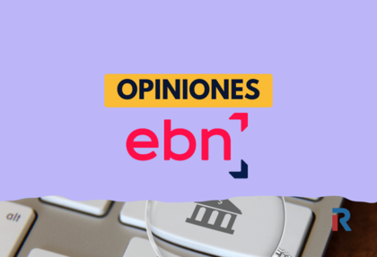 Imagen con fondo morado y el texto “OPINIONES” en un recuadro amarillo en la parte superior, debajo el logo de EBN en color rojo con símbolo gráfico en azul oscuro, y en la parte inferior un teclado de ordenador con una lupa sobre la tecla con icono de banco, representando análisis y opiniones sobre EBN Banco y sus depósitos.