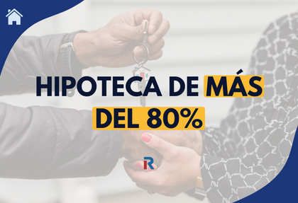 Traspaso de llaves de vivienda representando la obtención de una hipoteca de más del 80% sobre el valor de tasación